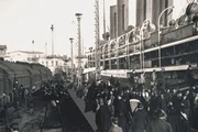 Ein Tag in New York 1882 Ein Tag im Leben des Auswanderers Georg Schmidt Die Amerikaner empfangen Einwanderer 1882 mit offenen Armen. Ein Tag in New York 1882 Ein Tag im Leben des Auswanderers Georg Schmidt Die Amerikaner empfangen Einwanderer 1882 mit offenen Armen.
