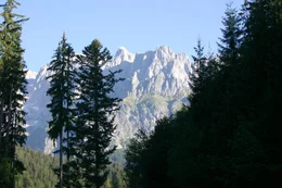 Der Hochk&ouml;nig, mit 2.941 Metern h&ouml;chster Gipfel der Salzburger Kalkhochalpen, &uuml;berragt einen Lebensraum von erlesener Sch&ouml;nheit. Der Berg hat zwei Gesichter: ein friedvolles, ruhiges von Norden; ein zerfurchtes, zerkl&uuml;ftetes von S&uuml;den. Die umliegende Natur- und Kulturlandschaft des Pinzgau und Pongau mit ihren Almb&ouml;den und W&auml;ldern portr&auml;tiert Bernd Seidel im Winter und Fr&uuml;hsommer - in jenen Jahreszeiten, in denen diese Bergwelt ihre ganze Sch&ouml;nheit hervorzaubert.