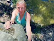 Doreen spürt beim Klettern das Gefühl von Freiheit. Schon als Kind hat sie hier Selbstvertrauen und gute Freunde gefunden. Doreen spürt beim Klettern das Gefühl von Freiheit. Schon als Kind hat sie hier Selbstvertrauen und gute Freunde gefunden.