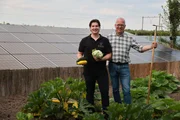 Der erste Energiegarten der Niederlande erzeugt Solarstrom und ist ein Naherholungsziel für Anwohner und Touristen. Chiel Mennen betreibt das zugehörige Restaurant und Theo van de Riet kümmert sich um die Finanzen. Der erste Energiegarten der Niederlande erzeugt Solarstrom und ist ein Naherholungsziel für Anwohner und Touristen. Chiel Mennen betreibt das zugehörige Restaurant und Theo van de Riet kümmert sich um die Finanzen.