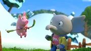 Beim Kokosnuss-Hockey müssen Mamfie und Pinkie ganz schön aufpassen. Beim Kokosnuss-Hockey müssen Mamfie und Pinkie ganz schön aufpassen.