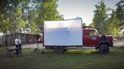 Ein Kino auf R&auml;dern. Am Bergwitzsee sorgt Tobias mit seinem alten Feuerwehrauto f&uuml;r Aufsehen. Der Hobby-Filmvorf&uuml;hrer schl&auml;ft nicht nur darin, sondern pr&auml;sentiert damit auch alte Stummfilme. Dazu macht er die passende Musik.