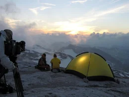 Der Hochk&ouml;nig, mit 2.941 Metern h&ouml;chster Gipfel der Salzburger Kalkhochalpen, &uuml;berragt einen Lebensraum von erlesener Sch&ouml;nheit. Der Berg hat zwei Gesichter: ein friedvolles, ruhiges von Norden; ein zerfurchtes, zerkl&uuml;ftetes von S&uuml;den. Die umliegende Natur- und Kulturlandschaft des Pinzgau und Pongau mit ihren Almb&ouml;den und W&auml;ldern portr&auml;tiert Bernd Seidel im Winter und Fr&uuml;hsommer - in jenen Jahreszeiten, in denen diese Bergwelt ihre ganze Sch&ouml;nheit hervorzaubert.