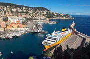 Blick auf den Hafen und die Fähre nach Korsika Blick auf den Hafen und die Fähre nach Korsika