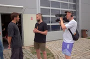 Reporter Frederik Fleig im Interview mit, Luk&aacute;&scaron;, einem Mitarbeiter von Piss-Up (Agentur f&uuml;r Junggesellenabschiede in Prag) und Kameramann Jonny Müller-Goldenstedt.