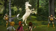 Die Freunde der Tafelrunde sind entsetzt dar&uuml;ber, dass die Soldaten ein Einhorn gefangen haben.