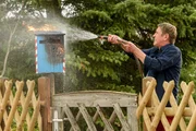 Fritz Fuchs (Guido Hammesfahr) Briefkasten steht in Flammen. Steckt ein Feuerteufel hinter diesem Brand? Fritz Fuchs (Guido Hammesfahr) Briefkasten steht in Flammen. Steckt ein Feuerteufel hinter diesem Brand?