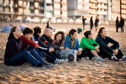 v.li.: Mareike (Victoria Mayer), Kiki (Julia Koschitz), Dominik (Johannes Allmayer), Michael (J&uuml;rgen Vogel), Irene (Hannelore Elsner), Finn (Volker Bruch), Agnes (Daniela Holtz), Jens (Jan Messutat).