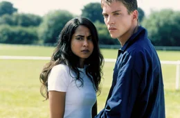 ORF-Premiere: "Kick It Like Beckham". Im Bild: Parminder Nagra (Jess Bhamra), Jonathan Rhys-Meyers (Joe).
