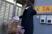 Nachgestellte Szene: Alexandra R. bringt ihre Tochter in die Kita. Bild kann für alle Teile verwendet werden. Nachgestellte Szene: Alexandra R. bringt ihre Tochter in die Kita. Bild kann für alle Teile verwendet werden.