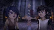 Arthur und Morgan haben sich in den Thronsaal geschlichen, um an das Zauberschwert Excalibur zu kommen.