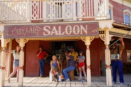 Harriet (Aighleann McKiernan, l.), Danny (Paul Witten, 2.v.l.), Megan Albert (Kate Katzman, 3.v.l.), Boris (Blerim Destani, mitte, hinter), Andre (Joel Michaely, 3.v.r.), Tina Blair (Melissa Greenspan, 2.v.r.).