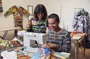 Paco ist K&uuml;nstler und n&auml;ht Taschen und Kleidung aus Stoff, den er selbst mit Fotos aus Tokos, indonesischen Superm&auml;rkten, bedruckt hat.
