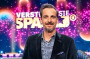 Hat den Schalk im Nacken: Journalist und Schauspieler Max von Thun versteht eine Menge Spa&szlig; &ndash; und sorgt f&uuml;r diesen beim Showr&uuml;ckblick des Jahres 2025.