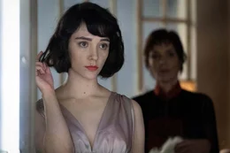 Kurz vor ihrem Tod: Louise (Clara Antoons) macht sich schick, um eine Feier zu besuchen.