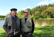 Nach einer unbedachten Aussage von Werner (Dirk Galuba, l.) geht André (Joachim Lätsch, r.) davon aus, dass sein Bruder nur aus Berechnung mit ihm zum Angeln gefahren ist. Nach einer unbedachten Aussage von Werner (Dirk Galuba, l.) geht André (Joachim Lätsch, r.) davon aus, dass sein Bruder nur aus Berechnung mit ihm zum Angeln gefahren ist.