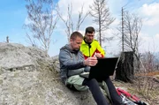 Louis Georgi und Jaroslaw Hocko arbeiten grenz&uuml;berschreitend zusammen und starten eine ferngesteuerte Drohne zur Waldbrand&uuml;berwachung &uuml;ber dem Nationalpark