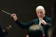 Paavo Järvi dirigiert Aram Chatschaturjans Klavierkonzert in Des-Dur. Paavo Järvi dirigiert Aram Chatschaturjans Klavierkonzert in Des-Dur.