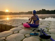 Tina (48) geht fast jeden Morgen um sechs Uhr im Silbersee bei Hannover schwimmen. Das hilft ihr gegen die Schmerzen in ihrem gelähmten Bein. Tina (48) geht fast jeden Morgen um sechs Uhr im Silbersee bei Hannover schwimmen. Das hilft ihr gegen die Schmerzen in ihrem gelähmten Bein.