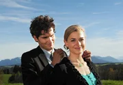 Moritz (Daniel Fünffrock, l.) und Theresa (Ines Lutz, r.) schwelgen im Glück. Moritz (Daniel Fünffrock, l.) und Theresa (Ines Lutz, r.) schwelgen im Glück.