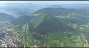 Die glatten Kanten des Hügels erinnern tatsächlich an eine Pyramide. Ob sich dahinter tatsächlich die "Pyramide der Sonne" verbirgt, wie ihr Entdecker sie nennt, konnte bisher von unabhängigen Archäologen noch nicht hinreichend untersucht werden. Die glatten Kanten des Hügels erinnern tatsächlich an eine Pyramide. Ob sich dahinter tatsächlich die "Pyramide der Sonne" verbirgt, wie ihr Entdecker sie nennt, konnte bisher von unabhängigen Archäologen noch nicht hinreichend untersucht werden.