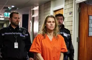 Die verd&auml;chtige Linda Caswell (Tanja Schleiff) wird abgef&uuml;hrt.