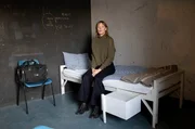 Krisengebietsreporterin Heike W&uuml;sthof (Jenny Schily) nimmt f&uuml;r den Quellenschutz die Haft in Kauf.