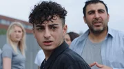 Nima, Kai und Kais Vater sind entsetzt, als das Studiogebäude gesprengt wird (von li nach re: Marije Zuurveld, Narek Awanesyan, Mimoun Ouled Radi). Nima, Kai und Kais Vater sind entsetzt, als das Studiogebäude gesprengt wird (von li nach re: Marije Zuurveld, Narek Awanesyan, Mimoun Ouled Radi).