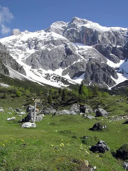 Der Hochk&ouml;nig, mit 2.941 Metern h&ouml;chster Gipfel der Salzburger Kalkhochalpen, &uuml;berragt einen Lebensraum von erlesener Sch&ouml;nheit. Der Berg hat zwei Gesichter: ein friedvolles, ruhiges von Norden; ein zerfurchtes, zerkl&uuml;ftetes von S&uuml;den. Die umliegende Natur- und Kulturlandschaft des Pinzgau und Pongau mit ihren Almb&ouml;den und W&auml;ldern portr&auml;tiert Bernd Seidel im Winter und Fr&uuml;hsommer - in jenen Jahreszeiten, in denen diese Bergwelt ihre ganze Sch&ouml;nheit hervorzaubert.