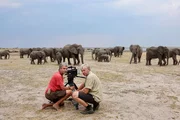 Die beiden Hamburger Tierfilmer Jens Westphalen (links) und Thoralf Grospitz folgen ihren Protagonisten viele Jahre, um ein Vertrauensverhältnis herzustellen und faszinierende Bilder einzufangen. Die beiden Hamburger Tierfilmer Jens Westphalen (links) und Thoralf Grospitz folgen ihren Protagonisten viele Jahre, um ein Vertrauensverhältnis herzustellen und faszinierende Bilder einzufangen.