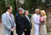 Rosalie (Natalie Alison, r.) bricht auf nach Hollywood. Xaver (Jan van Weyde, l.), André (Joachim Lätsch, 2.v.l.), Julius (Michele Oliveri, M.) und Michael (Erich Altenkopf, 2.v.r.) verabschieden sie. Rosalie (Natalie Alison, r.) bricht auf nach Hollywood. Xaver (Jan van Weyde, l.), André (Joachim Lätsch, 2.v.l.), Julius (Michele Oliveri, M.) und Michael (Erich Altenkopf, 2.v.r.) verabschieden sie.
