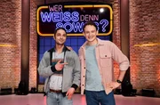 Treten bei "Wer wei&szlig; denn sowas?" als Kandidaten gegeneinander an: Der Filmemacher, Journalist und Moderator Can Mansuroglu (l.) und der Fernsehmoderator Julian Janssen (r.).