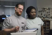 Krankenpfleger Salvatore (Aurel Manthei, l.) und seine Kollegin Erika (Thelma Buabeng, r.) versuchen, das Ermittlerteam bei der Aufklärung des Falls zu unterstützen. Krankenpfleger Salvatore (Aurel Manthei, l.) und seine Kollegin Erika (Thelma Buabeng, r.) versuchen, das Ermittlerteam bei der Aufklärung des Falls zu unterstützen.