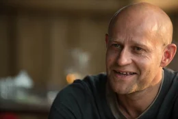 Frauenheld Michael (J&uuml;rgen Vogel) ist Hannes' &auml;ltester und bester Freund.