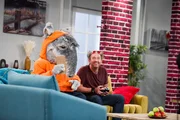 TanzTapir und Tom lassen einen Helikopter in der Wohnung fliegen.