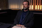Polizeichef Caleb Hale (Lucas Gregorowicz) hofft, von Alex Barnes mehr Information zu erhalten.