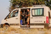 Gute Ausrüstung ist wichtig. Speziell für afrikanische Drehorte wurde ein Fahrzeug ausgerüstet und umgebaut, voll geländegängig und mit Kameraaufhängungen bestückt. Gute Ausrüstung ist wichtig. Speziell für afrikanische Drehorte wurde ein Fahrzeug ausgerüstet und umgebaut, voll geländegängig und mit Kameraaufhängungen bestückt.