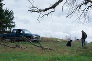 Ein trauriger Moment ihrer langen Reise: Jim (Liam Neeson, r.) und Miguel (Jacob Perez, l.) beerdigen Jims treuen Hund Jackson.
