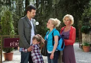 Nils (Florian Stadler, l.) kann nicht verhindern, dass Tanja (Judith Hildebrandt, 2.v.r.) mit Fabien (L. de Greiff, 2.v.l.) zu ihrer Mutter Viola (Wookie Mayer, r.) nach Italien zieht. Nils (Florian Stadler, l.) kann nicht verhindern, dass Tanja (Judith Hildebrandt, 2.v.r.) mit Fabien (L. de Greiff, 2.v.l.) zu ihrer Mutter Viola (Wookie Mayer, r.) nach Italien zieht.