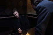 Polizeichef Caleb Hale (Lucas Gregorowicz, re.) verh&ouml;rt Alex Barnes (Nikola Trifunovic).
