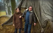 Hauptkommissar Fichte (Thorsten Merten) versteckt Fina Jurisch (Mercedes Müller) vor der vorbeifahrenden Streife. Hauptkommissar Fichte (Thorsten Merten) versteckt Fina Jurisch (Mercedes Müller) vor der vorbeifahrenden Streife.