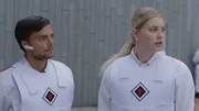 Um mit Casper die Kinder zu befreien, hat Nima die Cleaner-Uniform angezogen (v.l.n.r.: Buddy Vedder, Marije Zuurveld). Um mit Casper die Kinder zu befreien, hat Nima die Cleaner-Uniform angezogen (v.l.n.r.: Buddy Vedder, Marije Zuurveld).