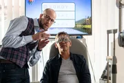 Fritz Fuchs (Guido Hammesfahr, r.) lässt vom Optiker (Jochen Döring, l.) seine Augen testen. Fritz Fuchs (Guido Hammesfahr, r.) lässt vom Optiker (Jochen Döring, l.) seine Augen testen.