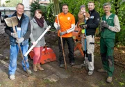 Die Beet-Br&uuml;der Ralf Dammasch (r.), Claus (3.v.r.) und Ralle (l.) haben ein weiteres Mal die Lizenz zum Buddeln erhalten. Peter, Jelena und ihr kleiner Sohn Alexander aus Marl haben einen gro&szlig;en Garten.
