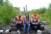 Jasmina und Max vom Umweltteam der Deutschen Bahn zeigen Anna, welche Reptilien mitten in München leben. Jasmina und Max vom Umweltteam der Deutschen Bahn zeigen Anna, welche Reptilien mitten in München leben.