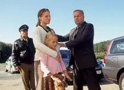 Lydia Stein (Maria Simon-Lade, mit Michella Busse als Tochter Paula) wird von Kommissar Kehler (Wolfgang Bathke, r.) unter Tatverdacht verhaftet. Hat sie Martina Göllner wirklich kaltblütig umgebracht? (l. Komparse) Lydia Stein (Maria Simon-Lade, mit Michella Busse als Tochter Paula) wird von Kommissar Kehler (Wolfgang Bathke, r.) unter Tatverdacht verhaftet. Hat sie Martina Göllner wirklich kaltblütig umgebracht? (l. Komparse)