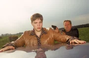 Erwischt: Kommissar Kehler (Wolfgang Bathke, r.) verhaftet Fabian (Patrick Heinrich) nach dessen Fluchtversuch.Was hat der junge Mann zu verbergen?