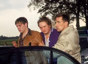 Fabian (Patrick Heinrich, l.) und Arno (Daniel Zillmann, M.) werden nach der Amokfahrt von Kommissar Bonhoff (Wolfgang Krewe) verhaftet und geben sich v&ouml;llig &uuml;berrascht, als man in ihrem Wagen die Leiche von Beate Perlach findet.