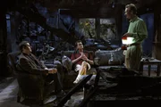 In der verkohlten Ruine von Lyndsey kommt es zu einer emotionalen M&auml;nnerrunde: Chris (Judd Nelson, l.), Charlie (Charlie Sheen, M.) und Herb (Ryan Stiles, r.) ...