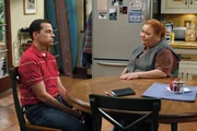 Alan Harper (Jon Cryer, l.); Berta (Conchata Ferrell, r.)